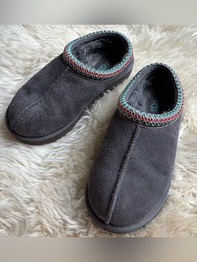 UGG Tasman II Slipper in Dark Gray with pink trim. Size 7. EUC!
